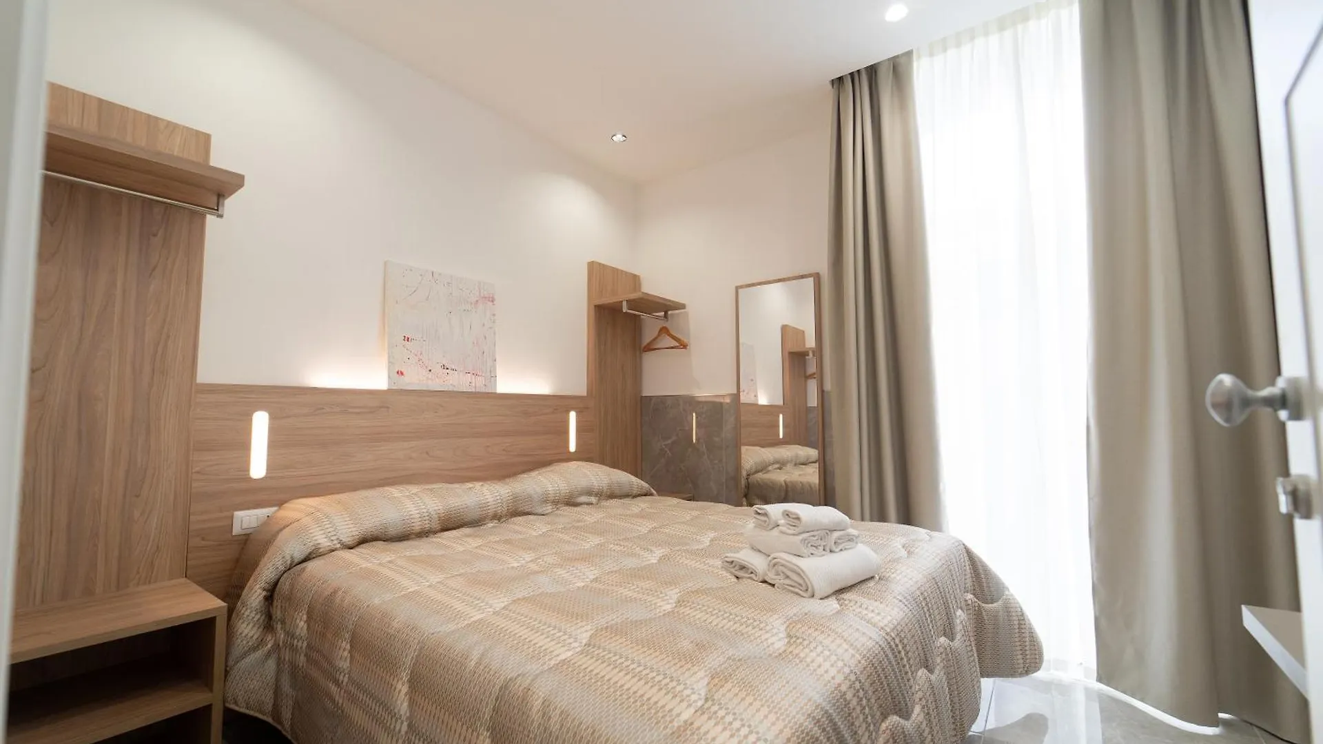 Le 4 Stagioni Dante H Napoli Centro, By Clapa Group Hotel Guest house